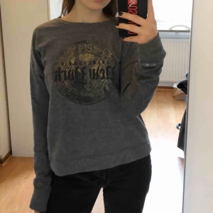  - Snygg Abercrombie-sweatshirt. Mjukt material och i bra skick. Den inte använd speciellt mycket. Tryck i svart och guld. Köparen står för frakten. 