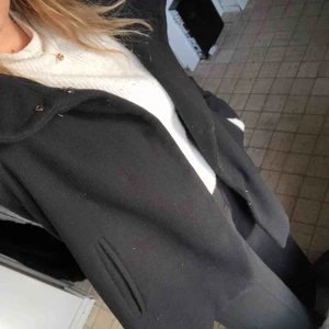  - Svart kappa från veromoda med luva, fint skick!! Köparen står för frakt.