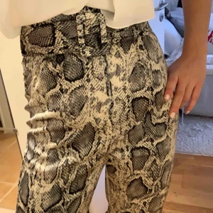  - Ett par supersköna och snygga ormskinnsbyxor i glansigt material. Används aldrig därför säljer jag dom. 