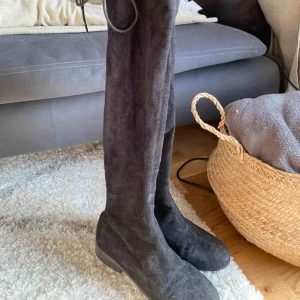  - Nelly höga stövletter i mocka imitation. Skickas eller hämtas upp i Sölvesborg. Köparen står för frakten.