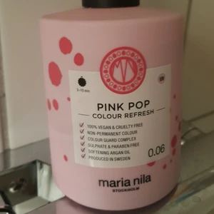 Maria Nila Färgbomb Pink Pop - Färgbomb från det populära och veganska märket maria nila. Använd några fåtal gånger men finns mycket kvar, skulle gissa på minst 3/4 av produkten ännu. Nypris 259:-
