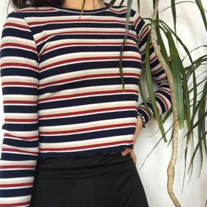  - Svinsnygg tröja med ränder. Mycket fin under ett linne till mörka jeans!!