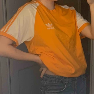  - Knappt använd T-shirt från adidas
