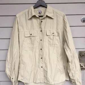  - Säljer denna enkla beiga skjortan! <3 