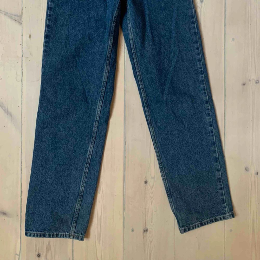 Superfina helt oanvända mörkblå jeans i 90talsstil💕. Jeans & Byxor.