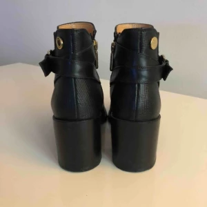  - NOVITA SPELLO JODPHURS  strl 38. Använda vid 2 tillfällen   Läs mer:  https://www.scorett.se/dam/skor/stovletter/spello-1?att=Mzg=&gclid=EAIaIQobChMIiKTQvMfx5gIVxqiaCh3q8Q1LEAQYASABEgI6n_D_BwE