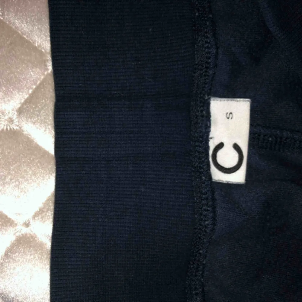 Mörkblåa supermysiga mjukisbyxor från Cubus. Säljer pga för korta för mig🥰. Jeans & Byxor.