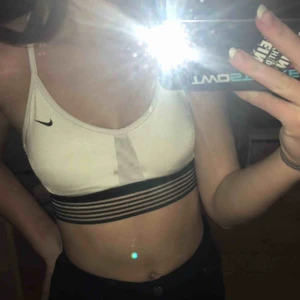  - Äkta Nike sport topp från NK, knappt använd alls så jätte bra skick! Köparen står för frakten!