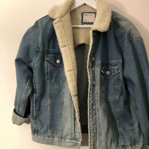  - Sherpajacka i denim från Asos i storlek 40. God kvalitet. Möts upp i Stockholm och Uppsala, annars tillkommer frakt 