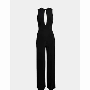Svart byxdress - Jättesnygg svart jumpsuit från Bikbok. Frakt tillkommer 🥰
