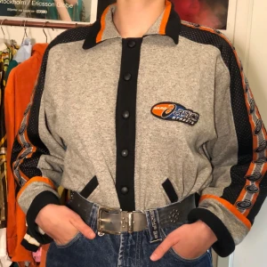  - Fin sporttröja från Asics. Inhandlad från Humana för 200 kr. Kan mötas upp i Stockholms innerstad/ Södermalm. Vid frakt står köparen för kostnaden.