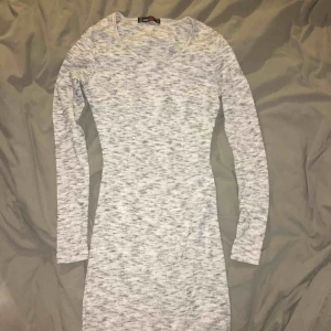  - Skitsnygg bodycon klänning. Ribbad, gråmelerad. Skönt material. Köpt för ca 200kr. Nästan nyskick.🌼