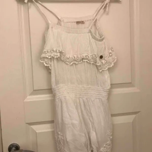  - Säljer denna Playsuit då den är för liten för mig. Köpt på Kappahl. Det är samma med det här plagget den är inte smutsig som det ser ut som utan kameran ger inte rättvis färg. Kan mötas upp i Norrtälje. Frakt tillkommer💖