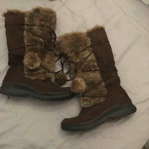  - Supersöta skor, med pälsdetaljer och snörning. 