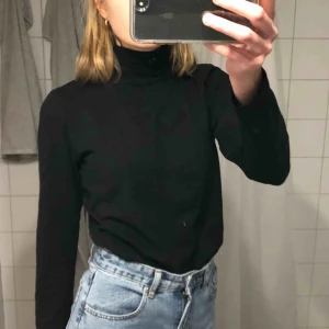  - Svart polo från lindex 