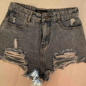  - Snygga slitna shorts. Säljer pga för stora för mig.