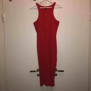  - Röd klänning, slimfit med slits