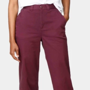  - Vin röda Vans chinos Storlek:28 skulle säga runt strl M Använda 1-2 gånger Tvättade 1 gång