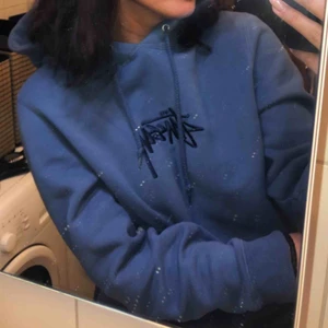  - BabyBlå Stüssi hoodie. Nyskick, skön och oversize. 