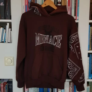  - Menace Los Angeles, Beverly Hills Gun Range kollektionen. Handsydd arm och luva utav flertal bandanas, one of a kind. Helt ny och säljer då den tyvärr är för liten. Pris är inkl frakt, kan också mötas upp i Norrköping.