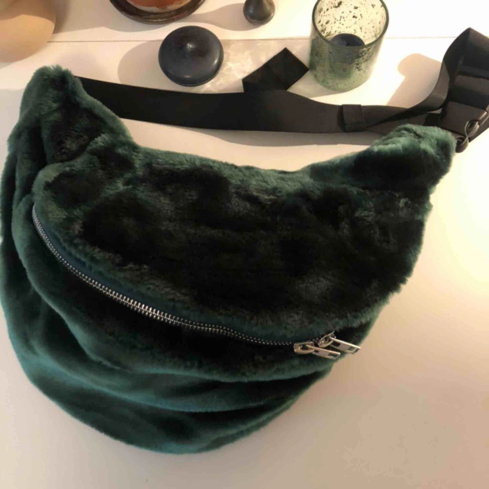 Weekday väska i grön fuskpäls.  Oanvänd och i nyskick. . Accessoarer.
