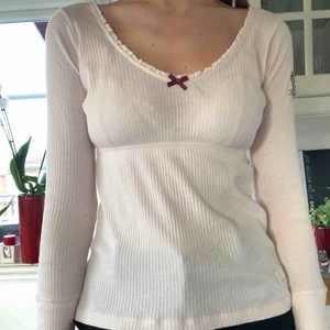  - Långärmad ljusrosa t-shirt från Odd Molly. Storleken är 1 vilket motsvara ungefär storlek S. Köparen står för frakt🥰
