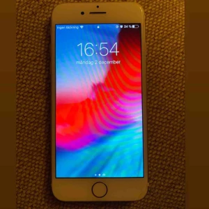  - iPhone 7, 128gb fullt fungerande. Endast en liten spricka längst ner till höger men inget som stör skärmen!