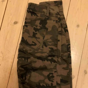  - Camouflage byxor, oanvända!! 