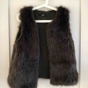  - Fake pälsväst från BikBok i en grå/brun nyans. 