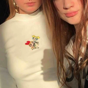  - Säljer den här as balla ribbade powerpuffgirls-tröjan pga att den inte kommit till användning. Köpt på Bershka och är i storlek M/38.✨💖 Köparen står för frakt! 🥰