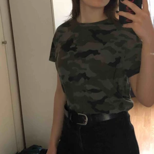  - Fin Zara-tröja i militärmönster. Köparen står för frakten. 