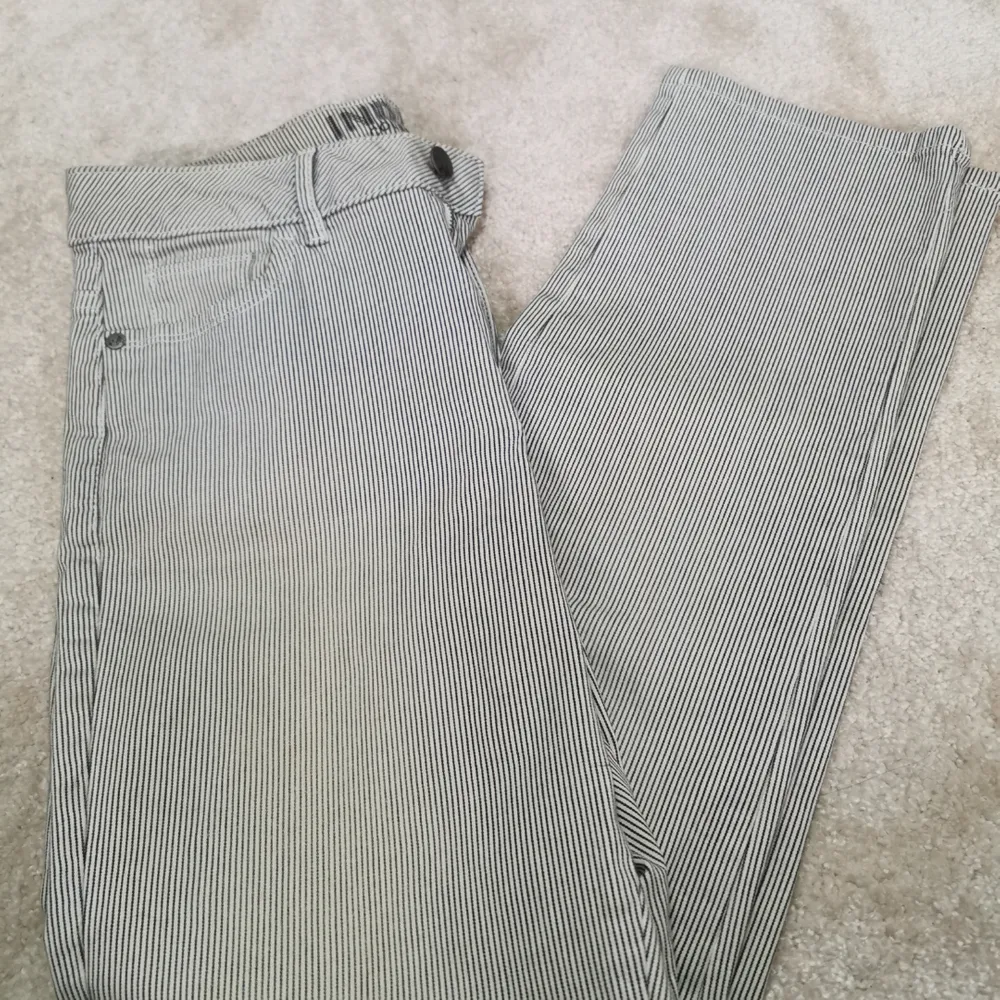 SKIT snygga jeans som sitter superfint på. Tyvärr för små. Köpte i London! . Jeans & Byxor.