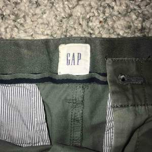 Militär gröna jeans från gap, använt lite men inget som märks av skönt material kan vara lite stor i midjan, frakt 40 kr