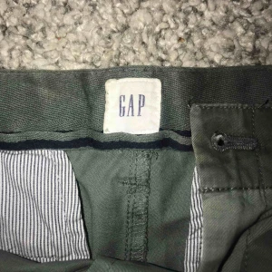  - Militär gröna jeans från gap, använt lite men inget som märks av skönt material kan vara lite stor i midjan, frakt 40 kr