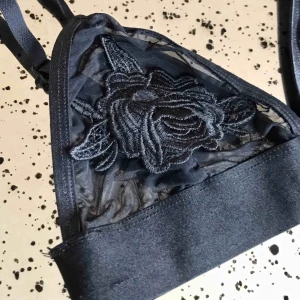  - Romantiskt bralette med svarta broderier. Inköpt från Bik Bok för några år sedan men har legat undangömd i garderoben sedan dess... som nyskick! Köparen står för frakten 🖤