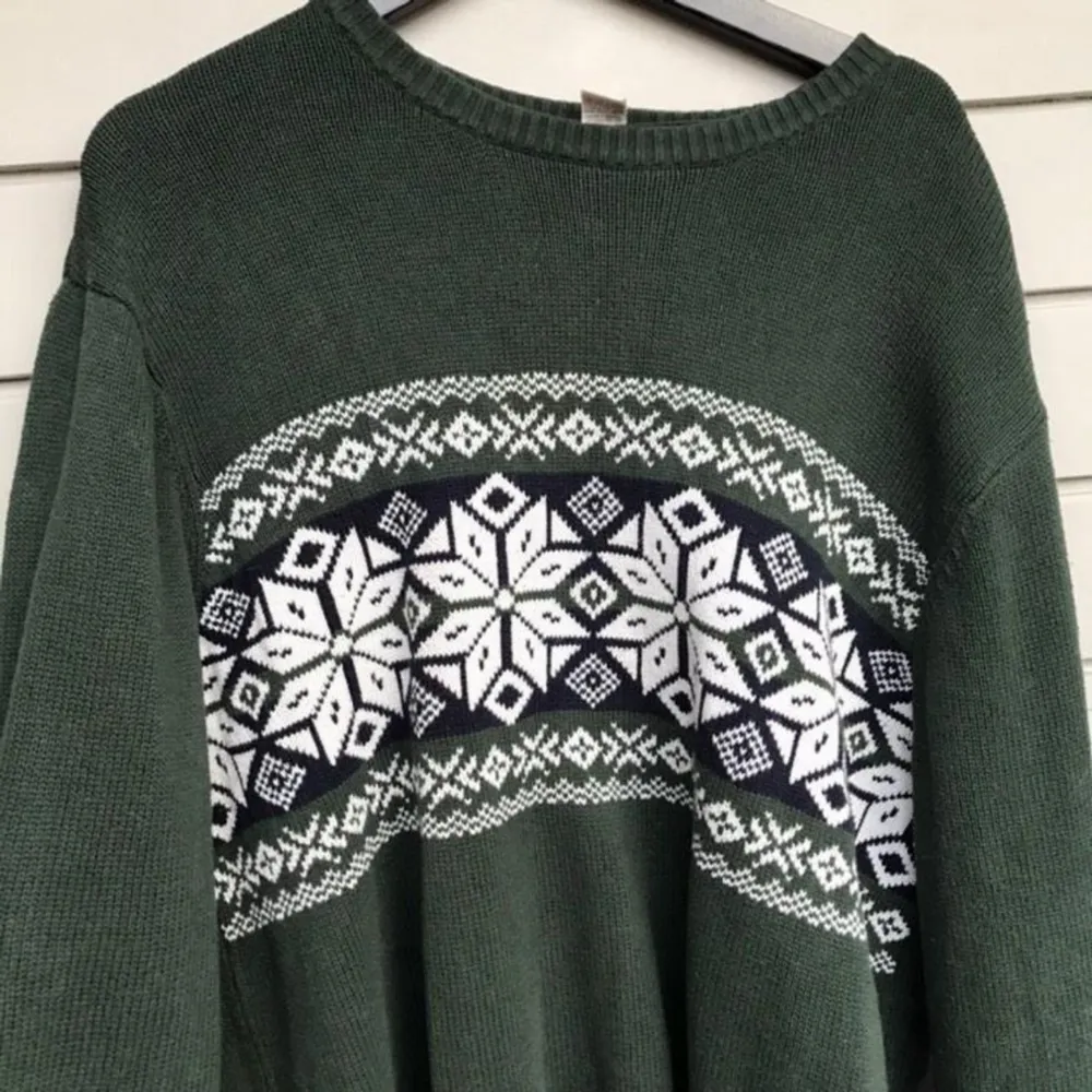 Säljer denna gröna tröjan med mönster på! Den är väldigt stor men går att vika upp 💓. Tröjor & Koftor.
