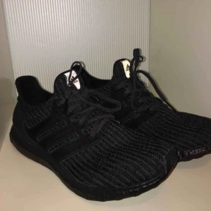  - Adidas ultra boost i strlk 42. Små i storleken så passar ungefär 41, 40