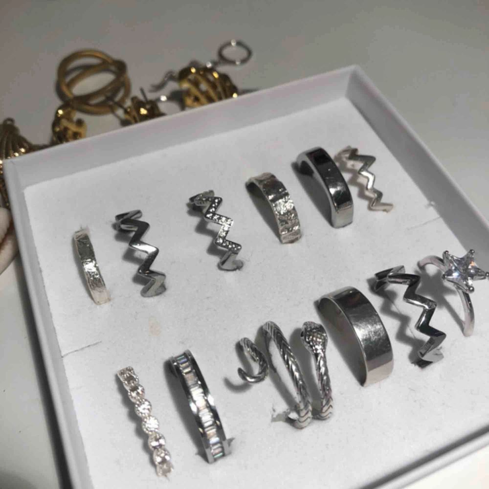 Säljer dessa ringar (se bild 3 för vilka)💜💜 alla är från olika märken men är i sterling silver (de rostar alltså inte!!) pris kan diskuteras💗. Accessoarer.