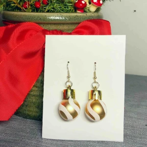  - Handgjorda guldiga julörhängen. Pumlan är ca 25mm hög. Finns även i rött och silver. Nickelfria. Jag bjuder på frakten🥰