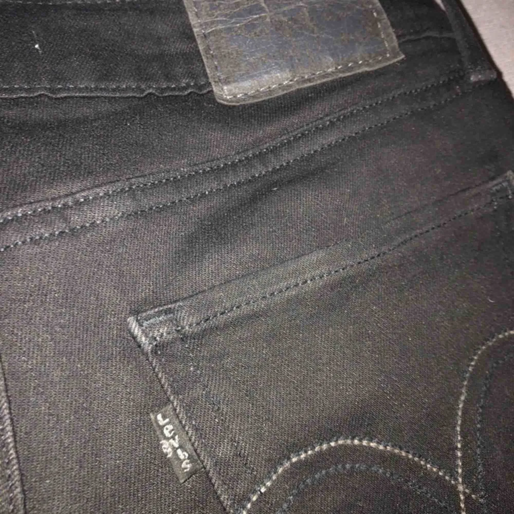 Säljer mina favorit byxor som är för små!! Äkta Levis byxor i färgen svart, köpta i usa 2018 Modell= 535, super skinny  Byxorna är väl använda under ca 1 års tid Nypris 900kr, säljer för 300kr   Köparen står för frakten:). Jeans & Byxor.