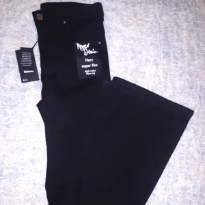  - Säljer dom här jättefina och stretchiga jeansen i svart, eftersom jag tyvärr köpte en för liten storlek. Byxorna är i stl passar en S/M. Helt oanvända och köpta för 600kr. ❗Högsta budet ligger på 210kr❗