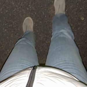 weekday jeans i modellen row, använda med en liten slitning på bakfickan. passar mig perfekt som är 168cm