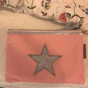  - Ny necessär , pris inkl frakten , filmar alltid när jag posta , skickar ofta innan 72 timmar 😀