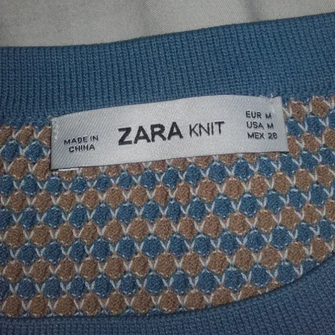 Super fin och populär tröja från Zara.💙 Några som är intresserade så om ni vill ha den får ni buda😊. Tröjor & Koftor.