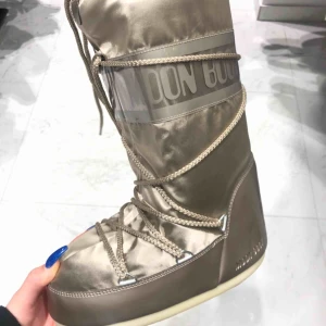  - Jag säljer mina knappt använda moon boots, färgen guld. Använda fåtal gånger, som i nyskick!