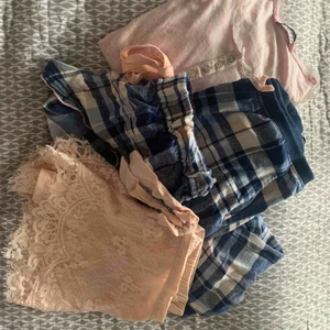 Mjukisset från hunkemöller  - Jättefina, mjukis/sov kläder ifrån hunkemöller. Köpta för ett tag sen men inte blivit använda då de blivit för små. Bra kvalitet och mjuka. 220 plus frakt. Kan köpas separat, skriv om ni vill ha fler bilder😊☺️ storlek S