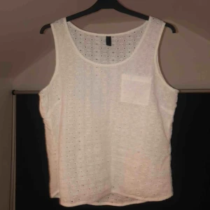  - Vitt snyggt linne från Vero Moda. Använd 1-2 ggr. Passar även om man är S och gillar att ha kläder som sitter lite lösare.🌸 