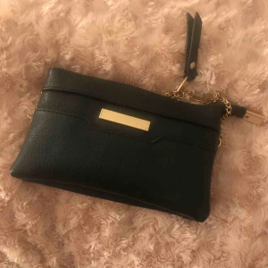  - Väska med guld detaljer  Bra skick  