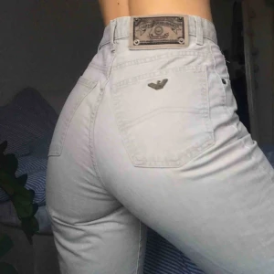  - Unika jenas från Armani!! Modellen är med raka ben och går in i midjan sånatt man får en snygg form😙 Jeansen är i en ljusbeige färg💓💓💓