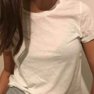  - Säljer ännu en vit basic t-shirt fast från bikbok!! 🥰🥰